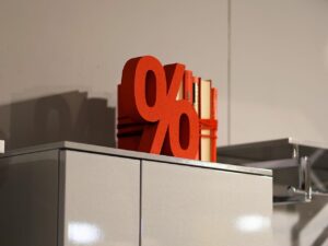 医療脱毛サロンの広告における価格と実費の差はどのくらい？
